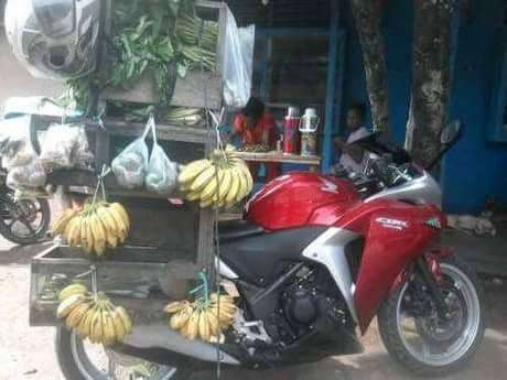potret pedagang keliling pakai motor sport