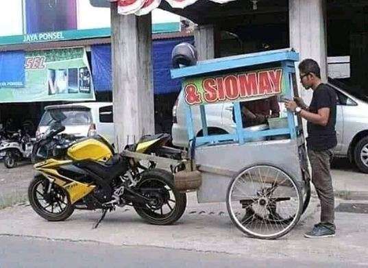 potret pedagang keliling pakai motor sport