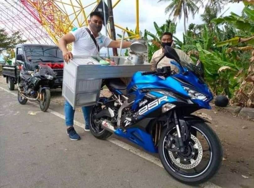 potret pedagang keliling pakai motor sport