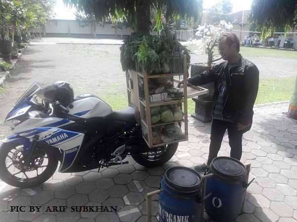 potret pedagang keliling pakai motor sport