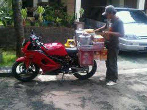 potret pedagang keliling pakai motor sport