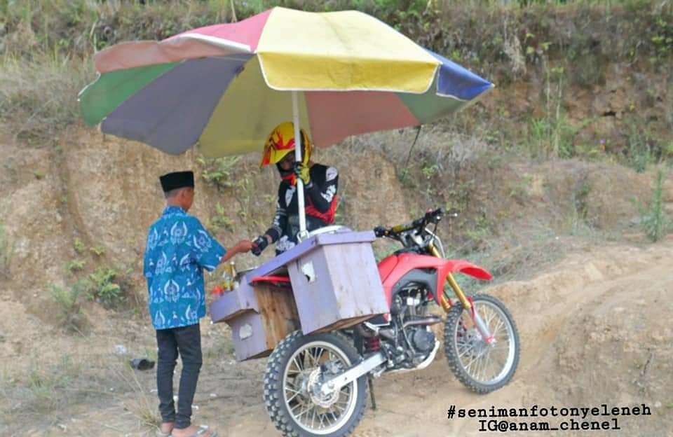 potret pedagang keliling pakai motor sport