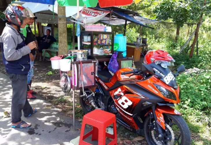 potret pedagang keliling pakai motor sport
