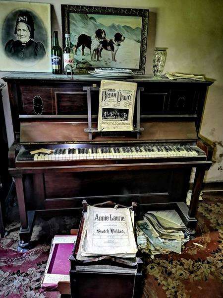 Piano tua di dalam rumah berusia 140 tahun.
