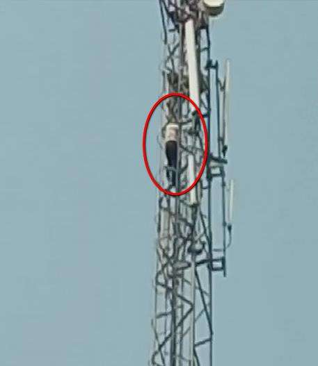 Ngambek dengan istri, pria panjat menara BTS.