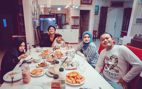 Potret kebersaman Nathalie Holscher dan keluarga Sule Potret kebersaman Nathalie Holscher dan keluarga Sule