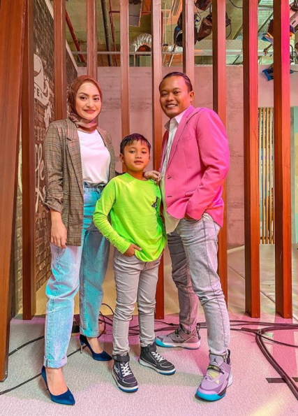 Potret kebersaman Nathalie Holscher dan keluarga Sule Potret kebersaman Nathalie Holscher dan keluarga Sule