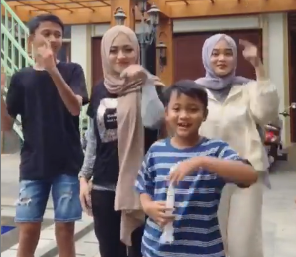 Potret kebersaman Nathalie Holscher dan keluarga Sule Potret kebersaman Nathalie Holscher dan keluarga Sule