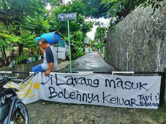 Potret spanduk kocak bikin geleng-geleng kepala