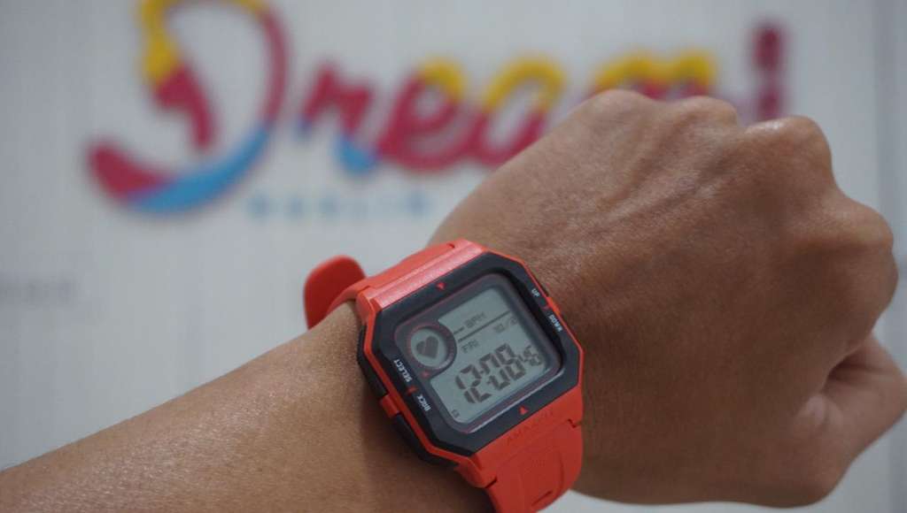 Jam tangan retro digital Amazfit Neo
