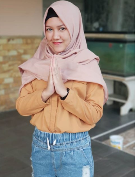 Potret Happy Asmara saat memakai hijab