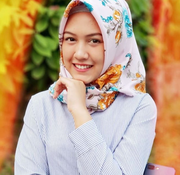 Potret Happy Asmara saat memakai hijab
