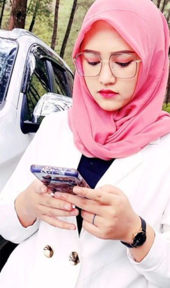 Potret Happy Asmara saat memakai hijab