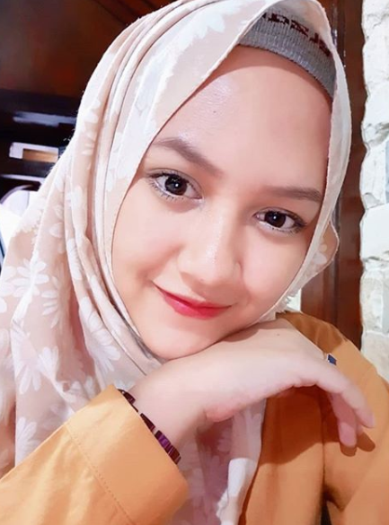 Potret Happy Asmara saat memakai hijab