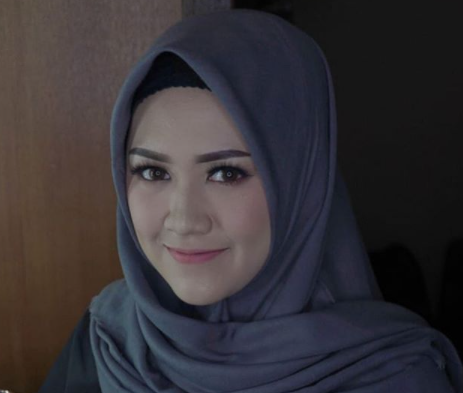 Potret Happy Asmara saat memakai hijab