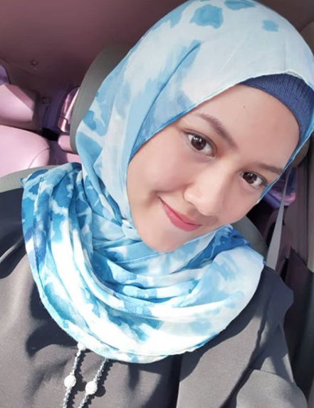 Potret Happy Asmara saat memakai hijab