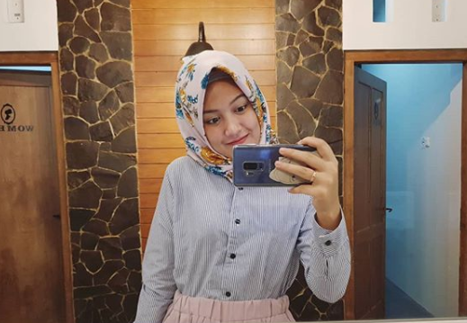 Potret Happy Asmara saat memakai hijab