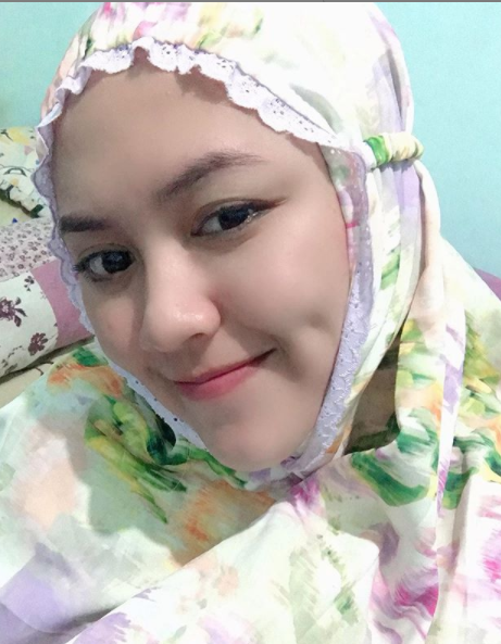 Potret Happy Asmara saat memakai hijab
