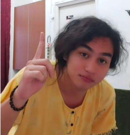 Parasnya cantik padahal cowok.