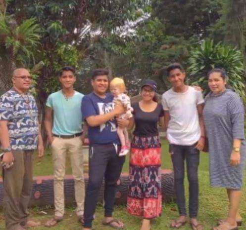 Claudia benar-benar beda dari semua anggota keluarganya.