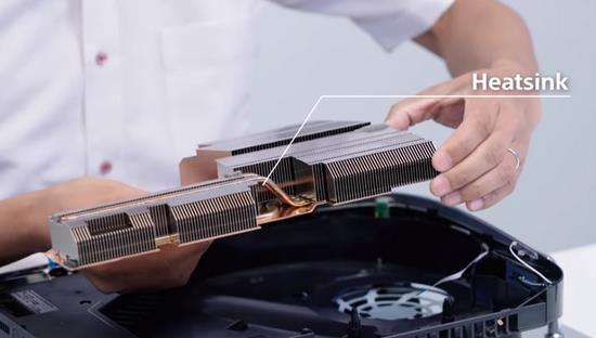 Penggunaan heatsink untuk meredam panas komponen PS5.