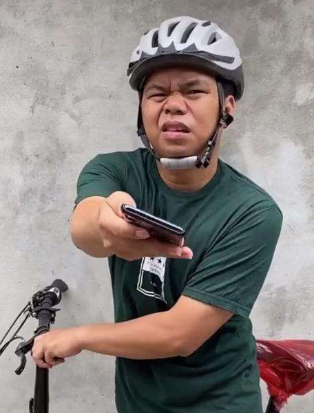 Langsung kasih HP tanpa banyak tanya.