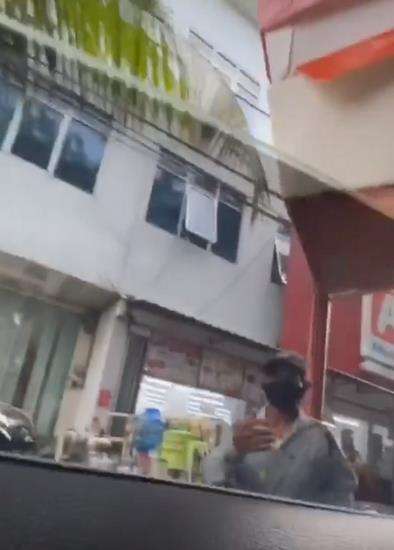 Bagi-bagi Ngikan ke orang-orang yang membutuhkan.