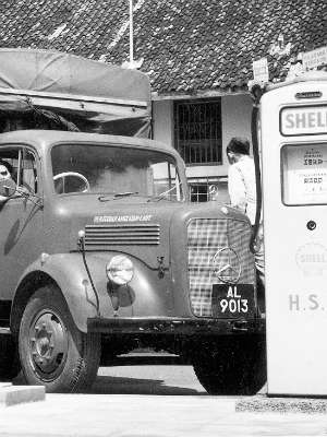 Truk Mercedes-Benz L 312 yang diproduksi pada 1953.