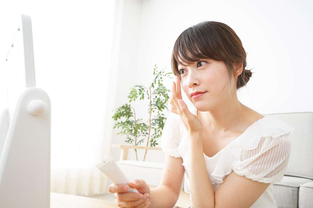 Memakai Eye Cream
