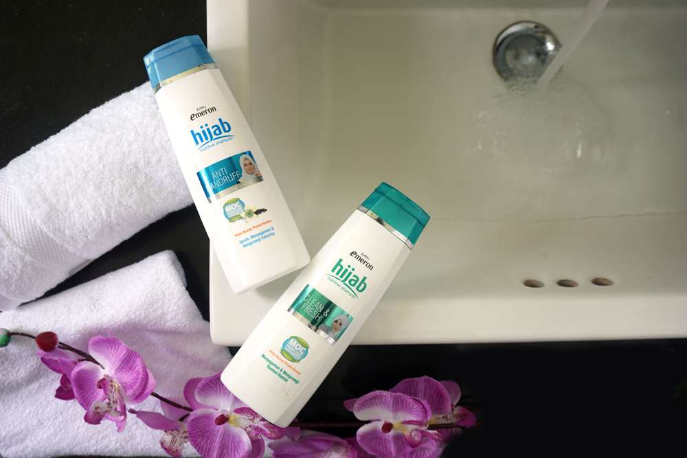 2 Minggu Mencoba Emeron Hijab Shampoo Clean & Fresh, Ternyata Ini Hasilnya 2 Minggu Mencoba Emeron Hijab Shampoo Clean & Fresh, Ternyata Ini Hasilnya
