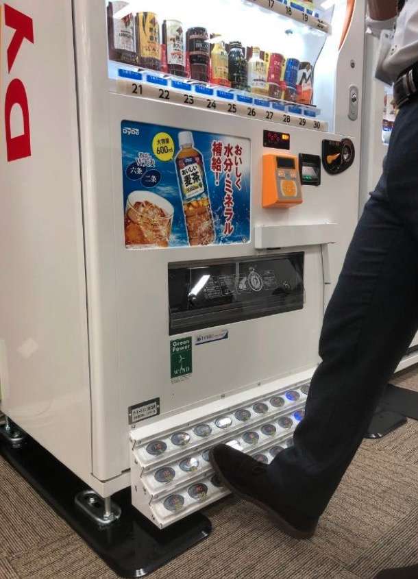 Pedal kaki di vending machine