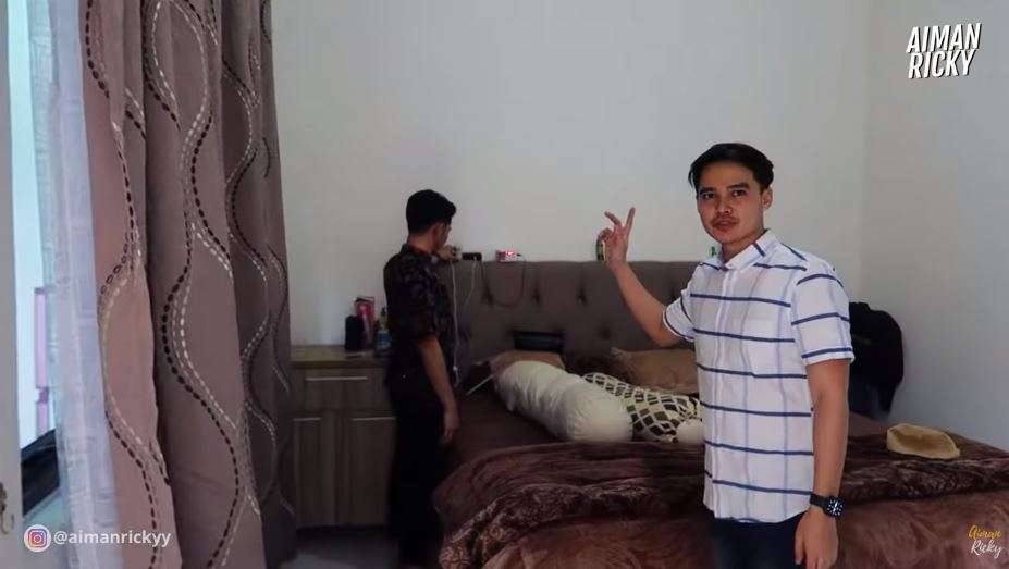 Penampakan kamar tidur pedangdut pria