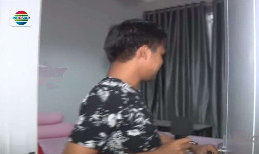 Penampakan kamar tidur pedangdut pria