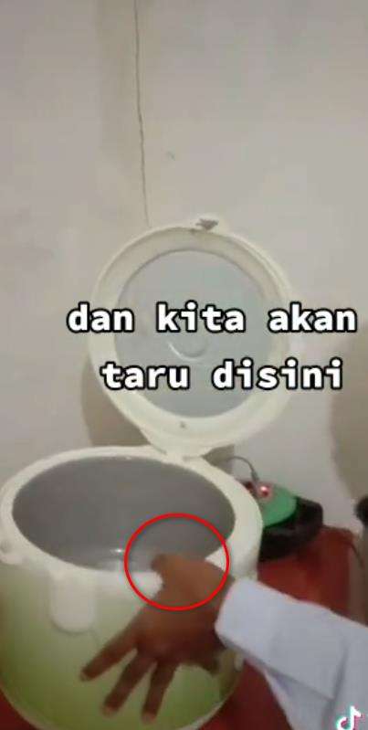 Perhatikan lingkaran merah..