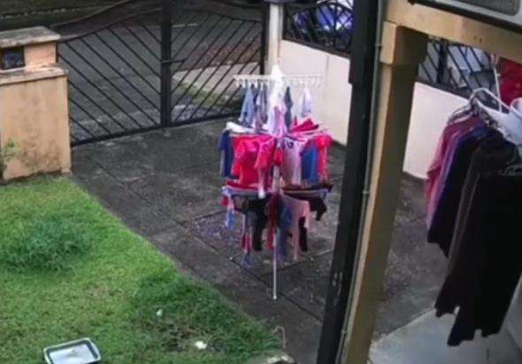 Jemuran berpindah sendiri, sedangkan tak ada orang di rumah.