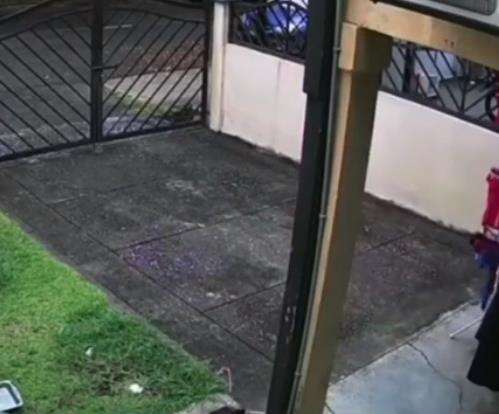 Jemuran yang sudah kering terselamatkan oleh tetangga.