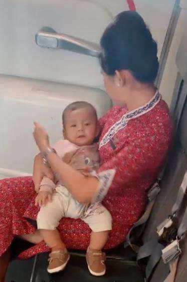 Bayi itu pun diam setelah dihibur pramugari.