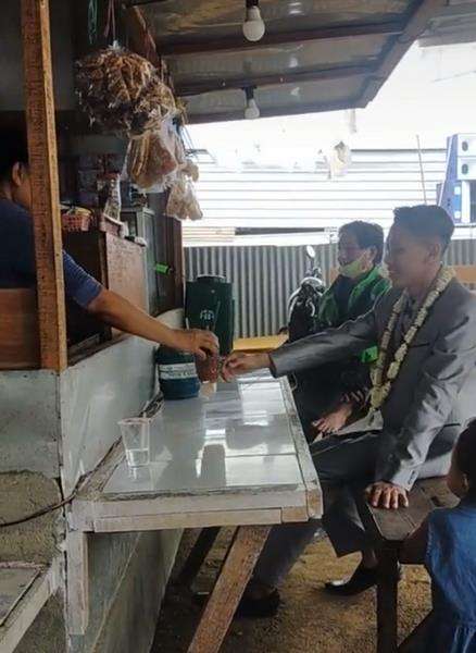 Pengantin ke warung dulu cari yang segar-segar.