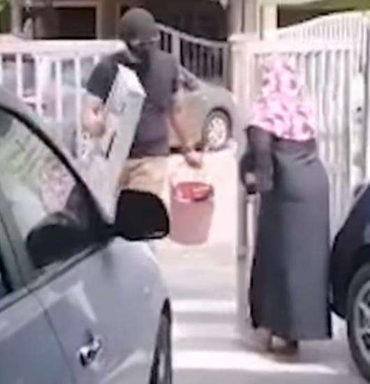 Menyamar jadi tukang servis AC.