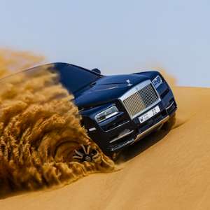 Rolls Royce Cullinan di gurun Arab.