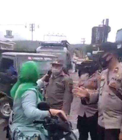 Tak terima kena razia masker, ibu ini maki-maki petugas.