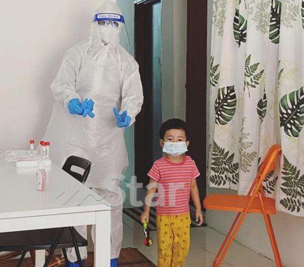 Anak Abdul Fatah berusia 3 tahun menjalani swab test.