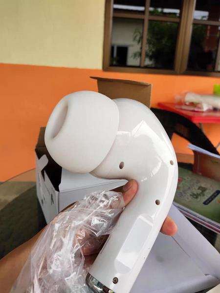 Airpod raksasa ini ternyata sebuah speaker, gaes.