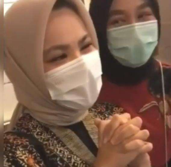 Hanya bisa menangis melihat pacar mantan akrab dengan keluarganya.