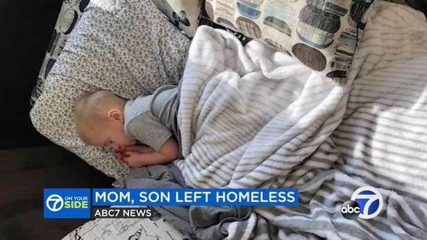 Ibu dan anak tinggal dalam mobil