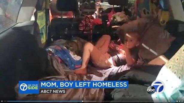 Ibu dan anak tinggal dalam mobil