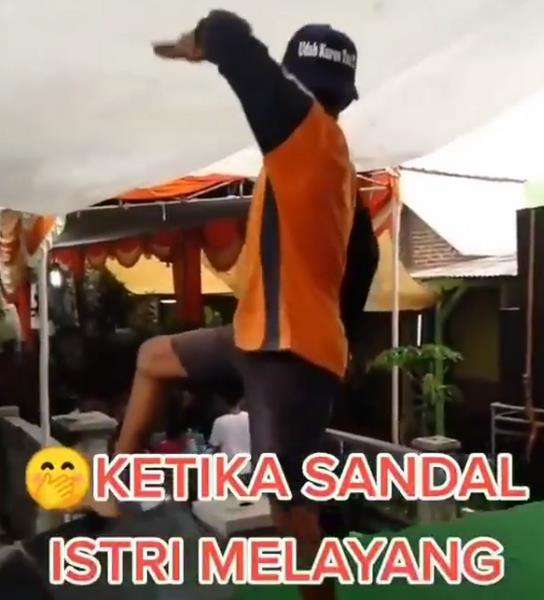 Joget penuh semangat.
