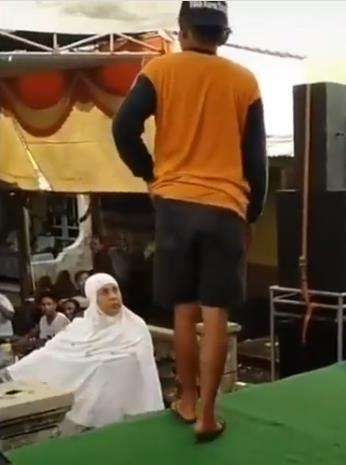 Pria itu langsung tunduk tak berani joget lagi begitu istrinya datang.