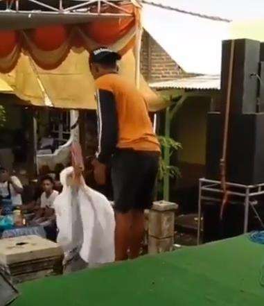 Pria itu makin ketakutan karena istrinya sudah memegang sandal yang siap melayang.