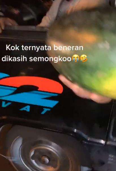 Cuma bercanda, malah dikasih semangka betulan.